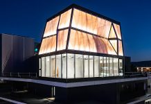 DFAB HOUSE und NEST leuchten in der Abenddämmerung. Foto: Roman Keller