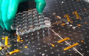 Um die Kosten niedrig zu halten, wurde ein Schutzglas entwickelt, auf dem optische Linsen platziert werden können. Fotos: Insolight