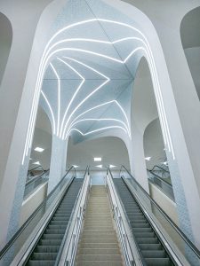 Rund 20’000 Meter Lichtlinien und über 25’000 Leuchten werden in den zeitgleich entstehenden Gebäuden installiert. Foto: Qatar Railways