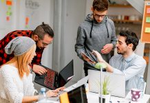 Group of young programmers running their own startup. Foto: zvg