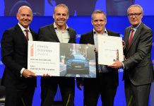 Morten Hannesbo, CEO AMAG Group AG (links) und Martin Haefner, Verwaltungsratspräsident AMAG Group AG (rechts) übergeben Beat und Urs Wullschleger den «Family Business Award 2019». Foto: zvg