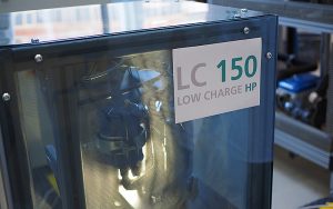Am Fraunhofer ISE entwickelte leistungsfähige Wärmepumpe mit dem klimafreundlichen Kältemittel Propan für eine Aufstellung innerhalb des Hauses. Foto: Fraunhofer ISE