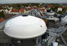 Jede Eye2Sky-Messstation ist mit einer Wolkenkamera ausgestattet. Diese fotografieren den Himmel über ihrem Standort mit einem Fischaugenobjektiv im 360-Grad-Blick mit einem Radius von rund vier Kilometern. Alle 30 Sekunden wird ein Bild an einem Großrechner gesendet. Foto: DLR