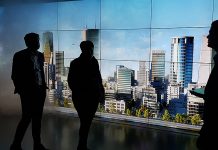 Im Experience Center präsentierte Achim Schäpper, Leiter des Inspiration & Con-vention Center, die Möglichkeiten von Siemens Smart Infrastructure. Foto: KGTV