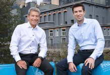 Kurt Frei (links) und Damian Gort vor dem Flumroc-Gebäude in Flums. Foto: zvg