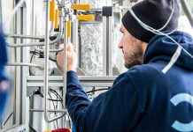 Im Forschungsprojekt NECOC entsteht eine integrierte Versuchsanlage, mit der ein neuer Prozess zur Reduktion des Treibhausgases CO2 in der Atmosphäre erprobt werden soll. Produziert wird dabei Carbon Black – ein hochwertiger, fester Kohlenstoff. Foto: Moritz Leg