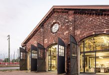 Sandsteinmauerwerk, verblechte Einfahrtstore und raumhohe Industrieverglasun-gen kennzeichnen den Lokschuppen. Foto: Daniel Vieser