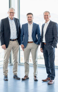 Rudolf Lanter mit seinem operativen Nachfolger Reto Ammann und Group-CEO Patrik Lanter (von links). Foto: zvg