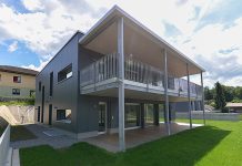 Im Grünen und doch nah am Puls: Das Zweifamilienhaus Brunner in Schmiedrued eignet sich perfekt für Familien und Sonnenanbeter. Das Klimaholzhaus in Hanglage wurde im Baustandard Minergie A realisiert. Foto: Zehnder Group Schweiz AG/Daniel Brunner