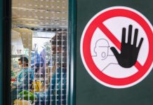 Mit den Forschungsergebnissen sollen die Gesundheitsbehörden das Virus dokumentieren können, bevor die Krankheit klinisch diagnostiziert wird. Im Bild links ist das Labor für Umweltchemie (LCE) der EPFL zu sehen. Foto : EPFL/Alain Herzog