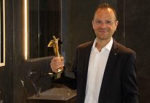 Beat Aebi, Leiter Marketing und Produktmanagement bei Geberit Schweiz freut sich über den Gold Award. Foto: Geberit Vertriebs AG