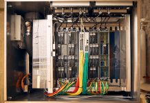 IWB installiert neben herkömmlichen Heizungen kleine, dezentrale Rechenzentren. Damit sorgt sie für warme Wohnungen und heisses Wasser.Foto: Timo Orubolo