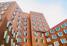 Inwieweit Wärmepumpen auch für Mehrfamilienhäuser infrage kommen, wird derzeit in diversen Forschungsprogrammen untersucht. Foto: Giulia May / Unsplash