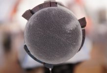 Frisch gebohrter Eiskern am Skytrain Ice Rise (Antarktis). Kleine Mengen alter Luft sind in winzigen Blasen im Eis eingeschlossen, was die Rekonstruktion der atmosphärischen Zusammensetzung der fernen Vergangenheit ermöglicht. Foto: Christoph Nehrbass-Ahles