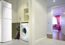 Je nach Ausführung, zum Beispiel als Hybrid-Wärmepumpe mit Gaskessel inklusive Brauchwarmwassererwärmer in vertikaler Aufstellung, steht auch einer Eingliederung in die Wohnumgebung nichts im Wege. Foto: GKS