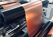 Ein Turbo für Batterien Kupferfolie, die durch eine Rollenpresse läuft, die in der neuen Elektrodenfabrik von Battrion in Dübendorf, ZH, installiert ist. Foto: Battrion AG