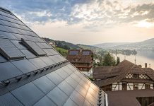 Dachintegrierte Anlage in Meggen (LU). Foto: Eternit Schweiz AG