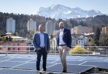 CKW stärkt Solarbereich CKW stärkt mit dem Kauf von Solarville AG den Solarbereich. Thomas Bachmann (links), CEO Solarville, und Linus Gähwiler (rechts), Leiter Geschäftsbereich Gebäudetechnik bei CKW. Foto: CKW