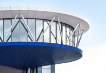 Silo mit Weitblick Ein scheinbar schwebender Stahlbau mit Auskragungen bis 15 Meter beherbergt das Panoramarestaurant, das den Gästen eine 360-Grad-Rundsicht über Einsiedeln und auf die umliegende Bergwelt der Voralpen bietet. Foto: Jean-Luc Grossmann