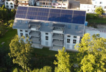 Das 2020 erbaute Mehrfamilienhaus in Huttwil ist mit 160 m² Solarkollektoren belegt. Diese liefern genug Heizwärme und Warmwasser zur ganzjährigen Versorgung der acht Wohnungen. Foto: Jenni Energietechnik AG