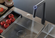 Die skulpturale Armatur mit ihrem konisch zulaufenden Körper bringt nicht nur eine futuristische Formensprache in die Küche, sondern auch intelligente Funktionen. Foto: KWC