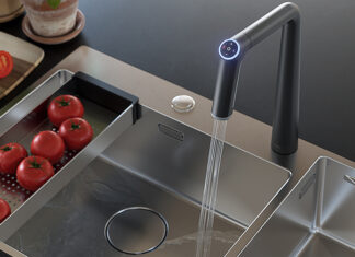 Die skulpturale Armatur mit ihrem konisch zulaufenden Körper bringt nicht nur eine futuristische Formensprache in die Küche, sondern auch intelligente Funktionen. Foto: KWC