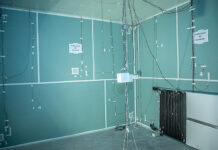 Blick auf die Ecke des Testraums mit Radiator. Foto: Fraunhofer IBP