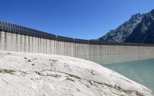 Die Albigna Staumauer wird zur Produktion von Solarstrom genutzt. Foto: EZS