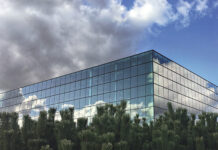 Bei Gebäuden mit großen Glasfronten ermöglicht die Ausstattung mit elektro- oder thermochromen Fenstern Energieeeinsparungen von bis zu 70 Prozent bei Heizung und Kühlung. Foto: Fraunhofer