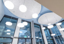 Eine effektvolle Deckengestaltung lässt sich massgenau mit Sonderformteilen wie Viertelschalen, Halbschalen, Lamellen, Trichtern, Kuppeln oder Gewölben realisieren - wie hier am Sitz des Schweizerischen Maler- und Gipserunternehmer-Verband SMGV. Foto: Rigips AG