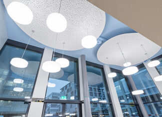 Eine effektvolle Deckengestaltung lässt sich massgenau mit Sonderformteilen wie Viertelschalen, Halbschalen, Lamellen, Trichtern, Kuppeln oder Gewölben realisieren - wie hier am Sitz des Schweizerischen Maler- und Gipserunternehmer-Verband SMGV. Foto: Rigips AG