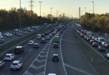 Stau auf einer Autobahn östlich von Zürich. Trotz technologischer Verbesserungen hat die Schweizer Personenwagenflotte seit Jahren hohe Emissionswerte. Um die genauen Ursachen zu analysieren und mögliche Lösungen zu erörtern, hat das Forschungsteam der Empa umfassende Fahrzeugdaten mit Hilfe von Deep-Learning-Techniken untersucht. Foto: Empa