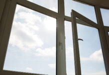 Mehr Ansteckungen mit dem Coronavirus in schlecht gelüfteten Klassenzimmern. Foto: Adobe Stock