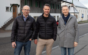 Viktor Stutz von der Bruno Stutz AG und Roland Wermelinger und Thomas Abegg (von links) von CKW freuen sich auf eine künftige, enge Zusammenarbeit. Fotos: CKW