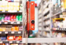 Ein elektronischer SALTO Neo Zylinder sichert den Kassenbereich in einer Denner-Filiale. Foto: SALTO Systems