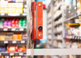 Ein elektronischer SALTO Neo Zylinder sichert den Kassenbereich in einer Denner-Filiale. Foto: SALTO Systems