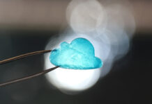 Gefrorene Wolken: Aerogele sind die leichtesten bekannten Feststoffe. Sie dämmen hervorragend und sind leicht zu rezyklieren. Foto: Empa