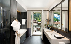 Auch die Badezimmer mit Kaldewei Conoduo Wannen bieten einen besonderen Blick auf die imposante Bergwelt. Foto: Kempinski Palace Engelberg