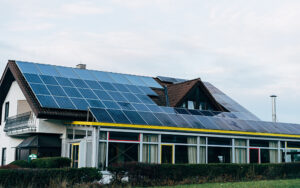 Auf den Dach- und Fassadenflächen bestehender Bauten könnte mehr Strom produziert werden (ca. 66 TWh) als die Schweiz zurzeit verbraucht. Foto: Markus Winkler/Unsplash