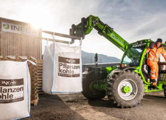 Das «Geheimnis» hinter dem neuen Baustoff: INKoh-Pflanzenkohle aus ausschliesslich einheimischer Holzwirtschaft. 18 Gramm Pflanzenkohle weisen die gleich grosse innere Oberfläche wie ein ganzes Fussballfeld auf. Foto: Matthias Nutt
