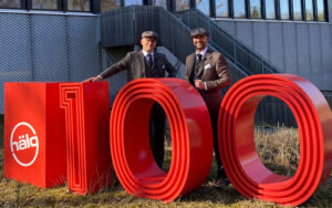 Marcel und Roger Baumer feiern zusammen mit der ganzen Belegschaft das 100-Jahr-Jubiläum der Hälg Group. Foto: zvg