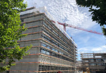 Zeit für das Richtfest: Das neue Laborgebäude steht im Rohbau und der höchste Punkt ist erreicht. Foto: Implenia