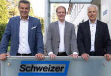 Gunnar Johansson (rechts) übernimmt die Leitung des Geschäftsbereichs Solarsysteme der Ernst Schweizer AG von Sjef de Bruijn (links), in der Mitte Unternehmensleiter Samuel Schweizer. Foto: zvg