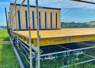 Die Installationen bei den WC-Anlagen mit Armaturen und Fittings von GF Piping Systems sind nicht unter den Podesten platziert, sondern seitlich, was die Montage erleichtert. Foto: GF Piping Systems