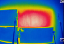 Die Wärmebildkamera zeigt: Im Segment rechts oben unmittelbar nach der Abnahme des FastDry®-Moduls, entweicht die Wärme aus der Wand. Die anderen Segmente mit FastDry® halten die Wärme in der Wand und benötigen daher deutlich weniger Strom. Foto: Fraunhofer