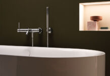 Designdurchgängigkeit bis hin zur Badewanne: Meta in Chrom. Foto: Dornbracht