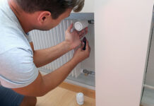 Der Wechsel von den herkömmlichen Heizkörper-Thermostatfühlern zu den Smartthermostaten «Danfoss Ally» ist einfach und in wenigen Sekunden möglich. Foto: Empa