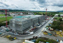 Meier Tobler feierte Aufrichte Luftaufnahme der Baustelle des neuen Dienstleistungscenters Oberbuchsiten. Foto: zvg