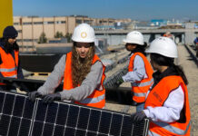 Jugendliche installieren im Rahmen der Projektwoche Jugendsolar eine Solaranlage. Foto: Solafrica / www.solafrica.ch