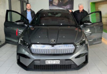 Urs Münger, Beschaffung, Produktion, Logistik und Projekte CTA AG (rechts), und Andreas Koller, Key Account Manager von der AMAG Bern (links) bei der Übergabe des ŠKODA ENYAQ SportLine iV. Foto: zvg